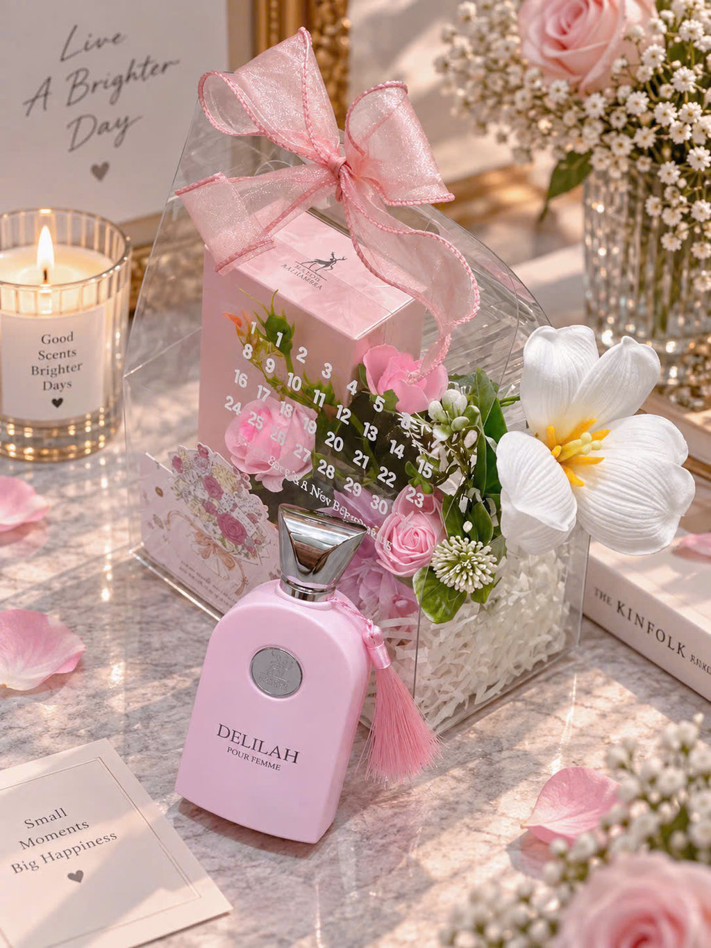 Chai Delilah Pour Femme hồng nhạt bên hộp quà hoa