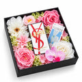 Hộp quà nước hoa YSL Libre Berry Crush EDP 90ml giữa hoa trang trí hồng trắng