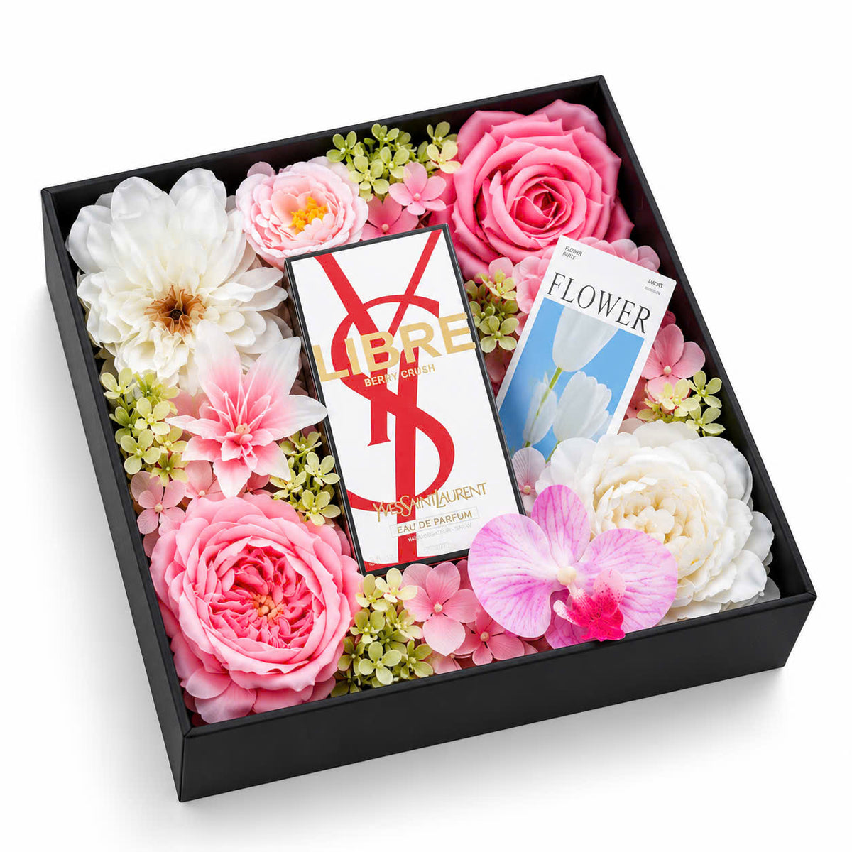 Hộp quà nước hoa YSL Libre Berry Crush EDP 90ml giữa hoa trang trí hồng trắng