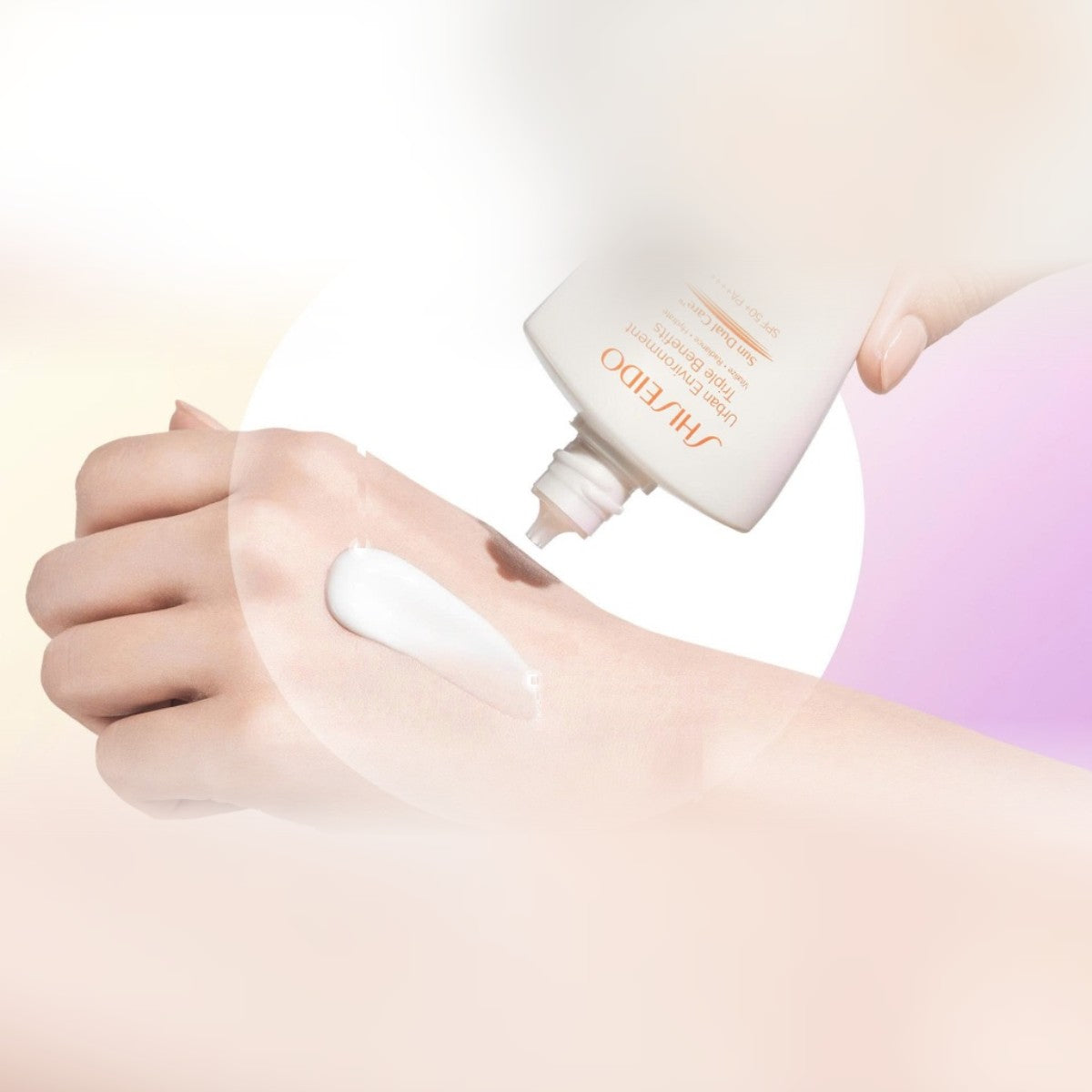Thoa sữa chống nắng Shiseido Urban Environment lên mu bàn tay, kết cấu sữa mỏng nhẹ
